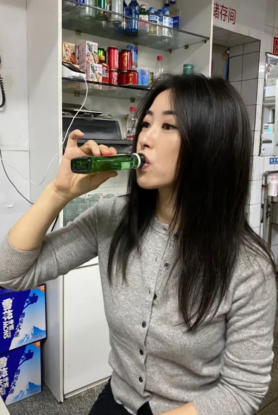 朱珠好猛啊，居然直接喝一瓶酒，是二锅头吗？
