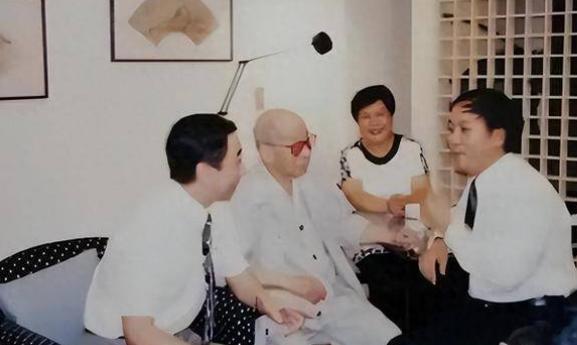 1993年，92岁的张学良在台北见到相声演员冯巩，当场愣住说不出话，两人素不相识