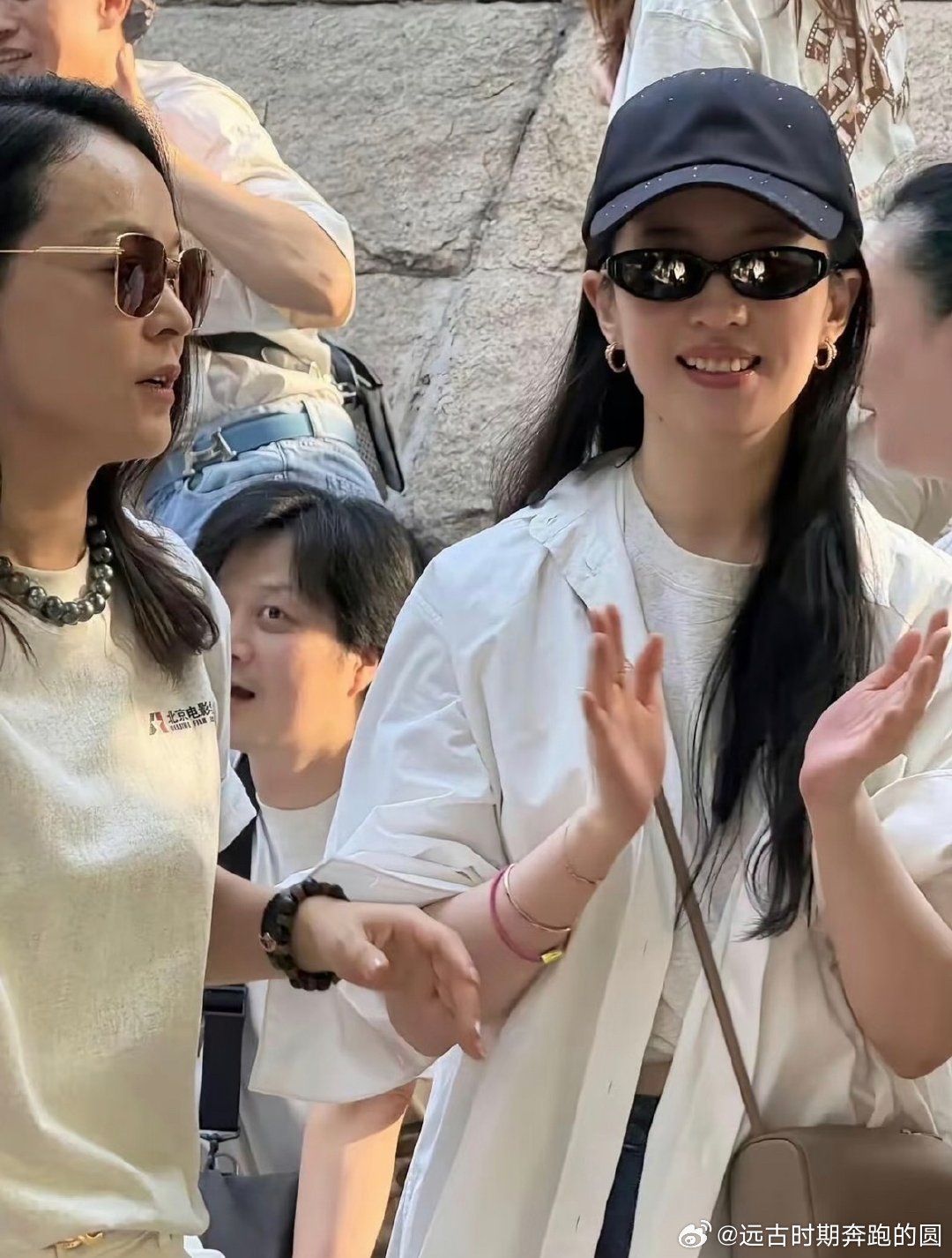 刘亦菲同学聚会落泪谁的青春能抵得住和老同学们相聚啊，就连神仙姐姐也不例外。褪去荧