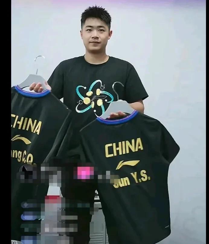 草莓熊，你是不是捅娄子了？小心头哥揍你！昨天晚上草莓熊的直播间是李宁品牌专场，他