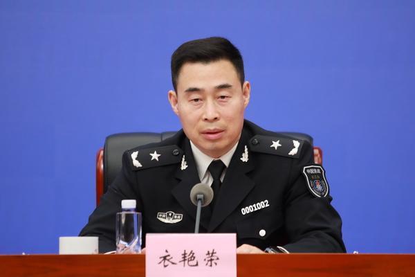 这是什么制服？看上去军衔像少将啊！但是又有编号，一般少将没有编号啊！看着又像