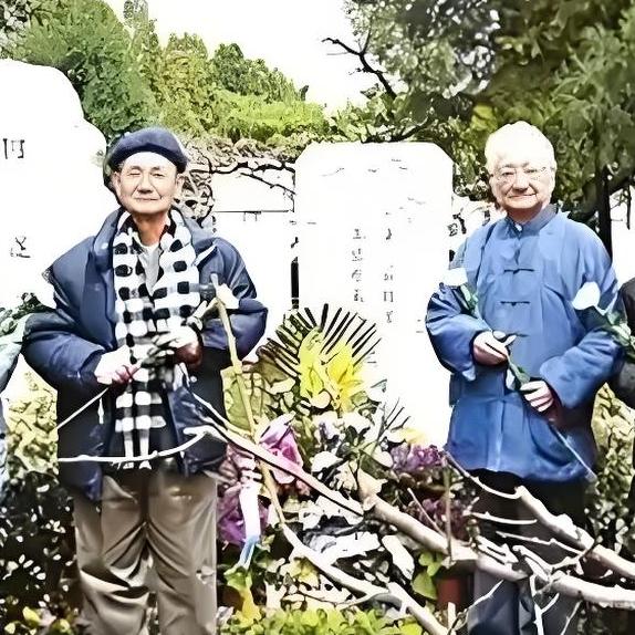 2013年，吴石的儿子吴韶成、挚友何康前往福田公墓祭奠时，一张罕见的合影，照片中