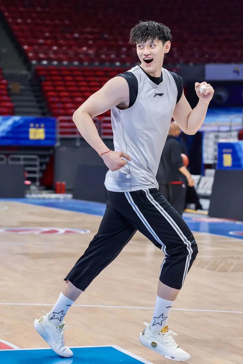 曾凡博在赛场上的表现，再度点燃了一众球迷的新希望，更别说，当常规赛的收官之战结束