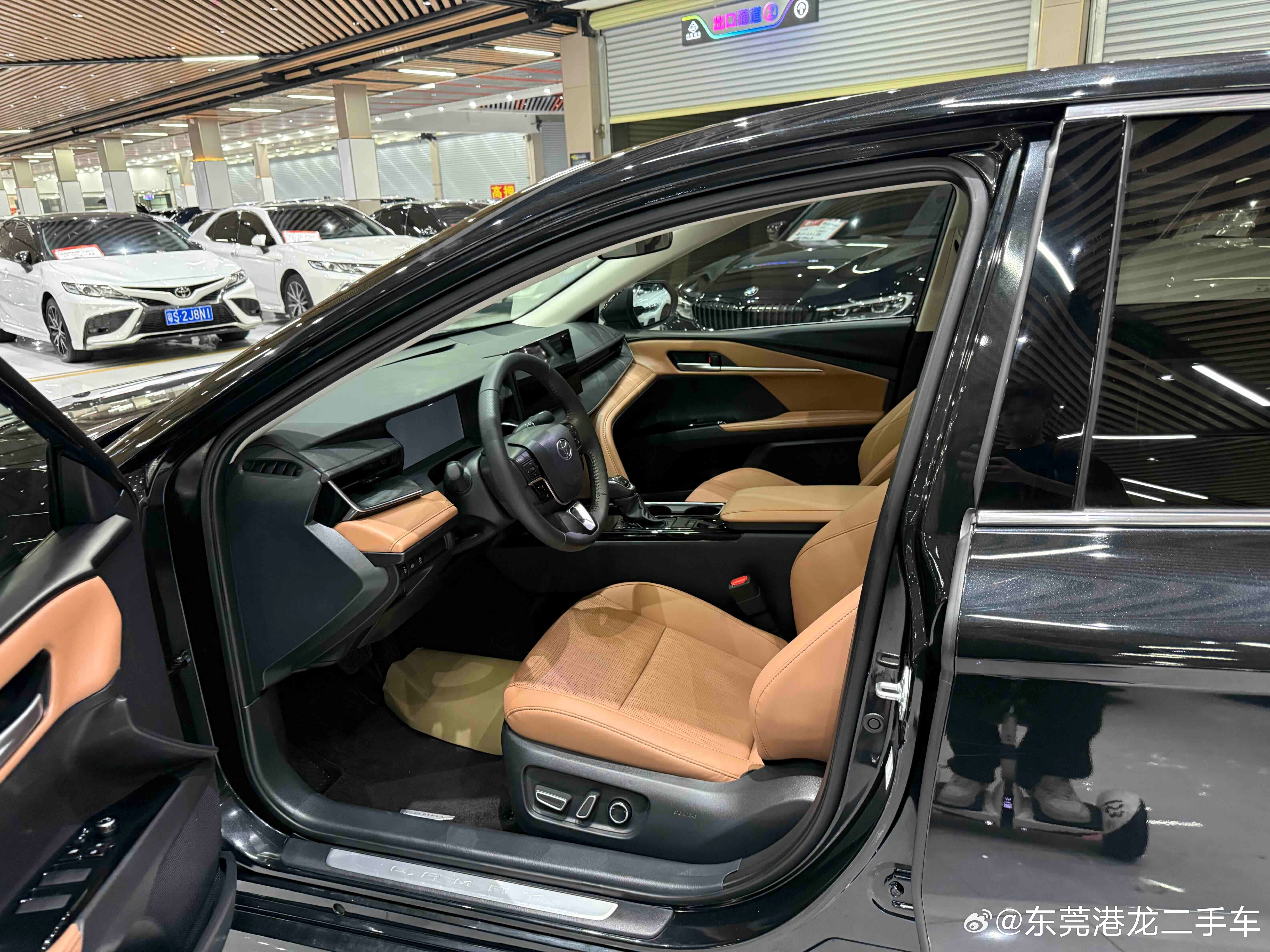 #2024款凯美瑞双擎2.0HG尊贵版#2025年08月，2.0L混动，4.00万公里。车龄刚满1年