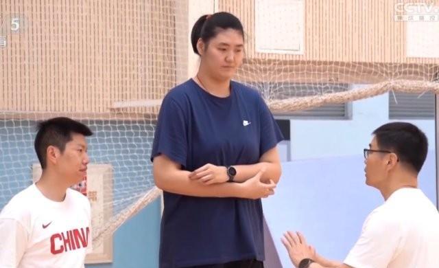 8月30日，中国女篮主帅宫鲁鸣接受媒体采访，谈及张子宇时称：“她是全球独一无二的