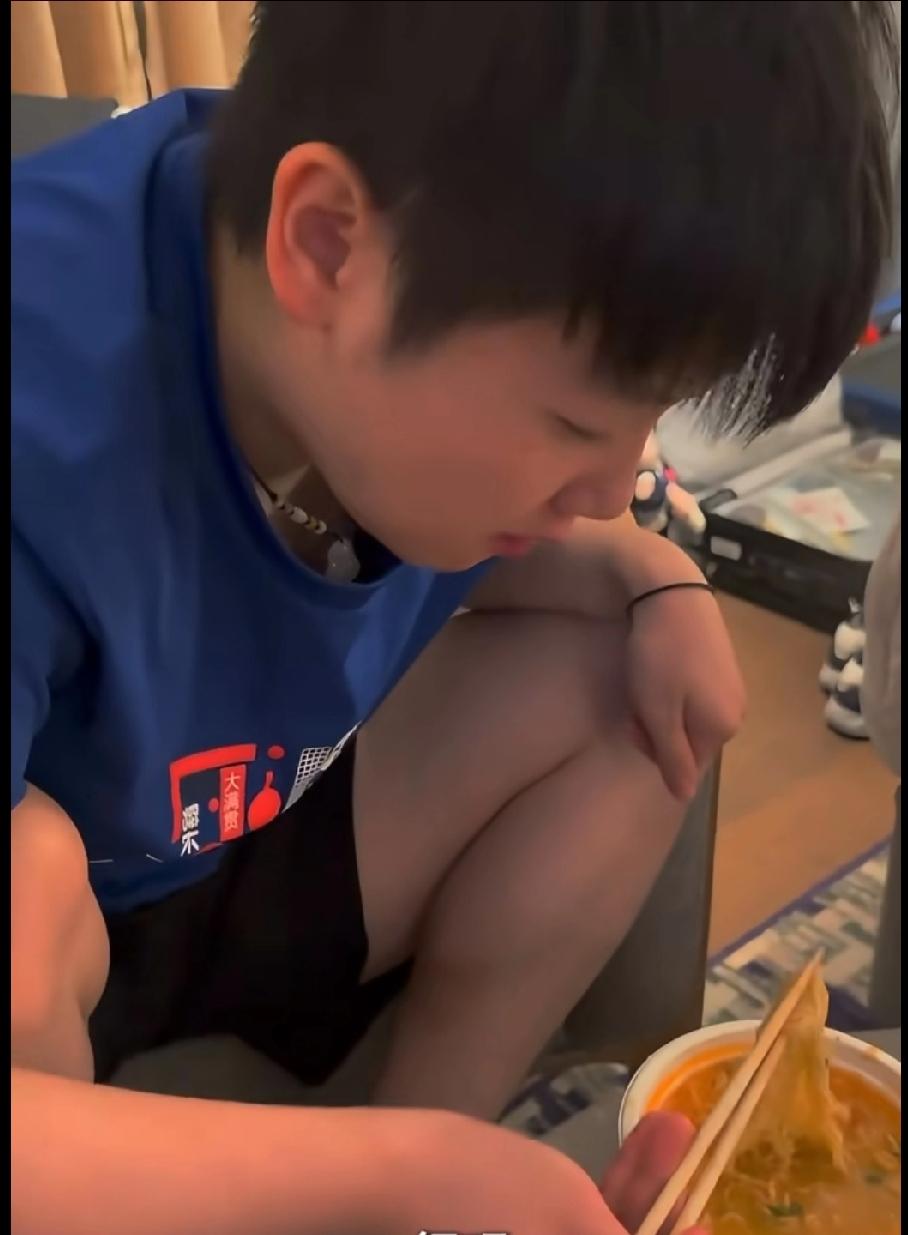 看孙颖莎吃泡面都觉得香！这份对生活的热爱太有感染力了咱就说，刷到莎莎吃泡面