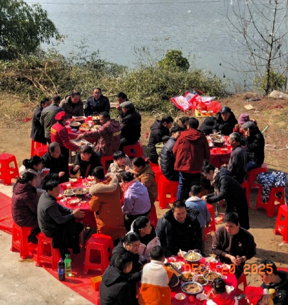 我今天回老家吃席，参加了这场婚礼，没想到这场面真给我整不会了！新娘可是北京