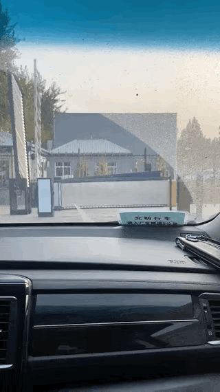 得什么样级别的小区，才能配得上这样的门？