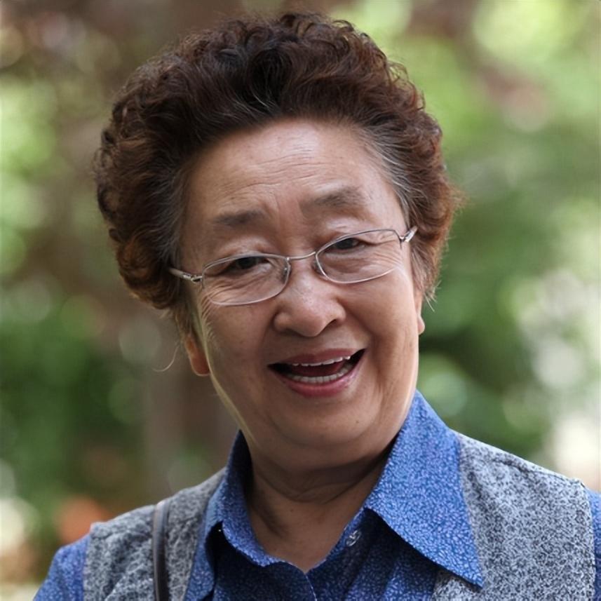 彭玉和女儿一家住在一起，姑爷对她也非常孝顺，可她从不和女儿一家在一起吃饭。彭