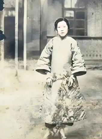 1925年，24岁的青楼女子张素贞正在接客。然而，当她开始宽衣解带时，冰冷的枪口