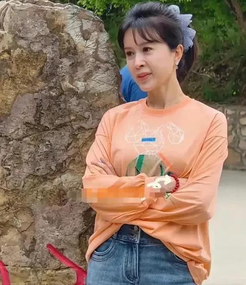 近日，在天津游玩的金巧巧再次引发热门关注，昔日的女神居然还走青春路线，用蓝色头花