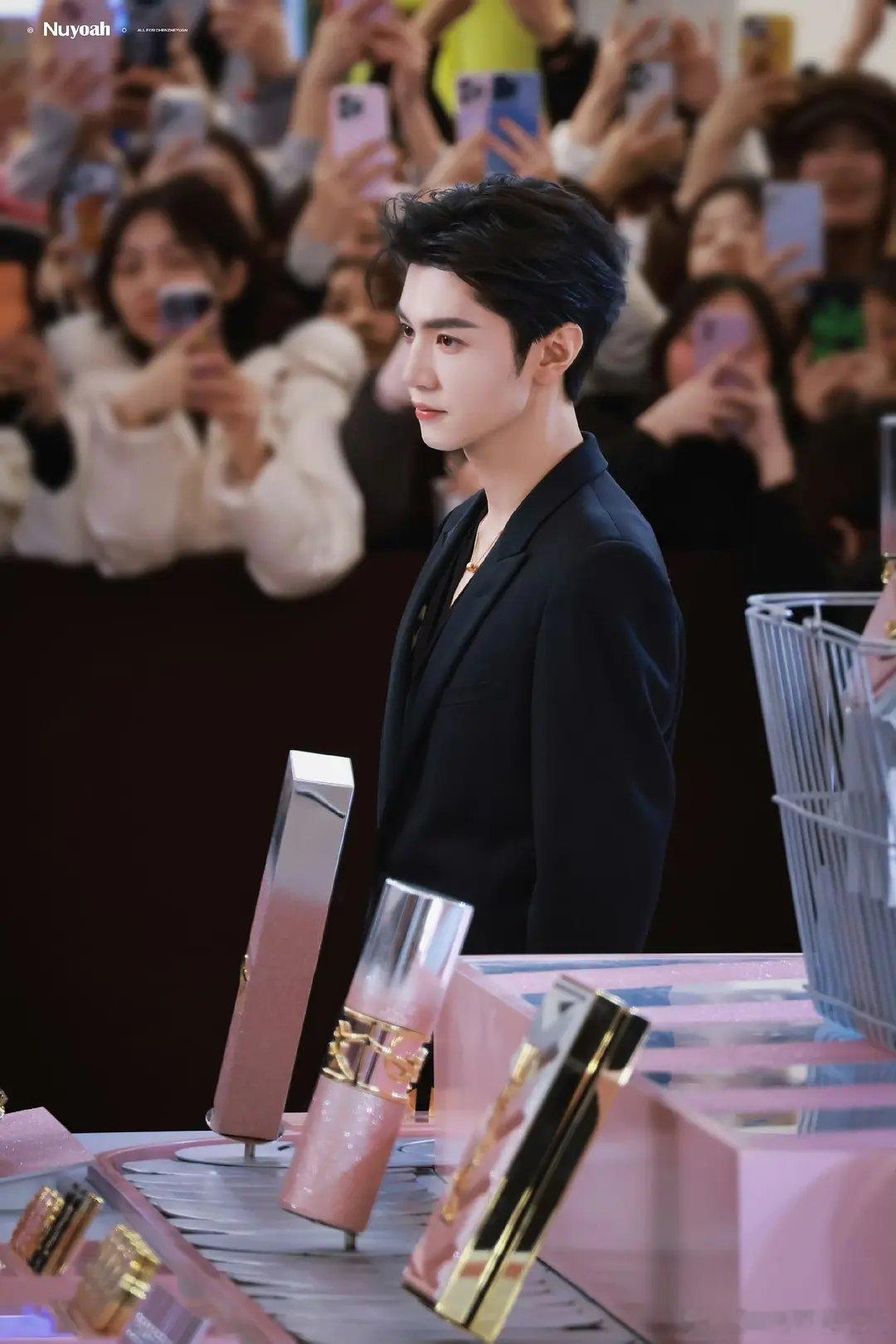 陈哲远今天品牌活动身穿SaintLaurent深V西服套装，佩戴伯爵高级珠宝，