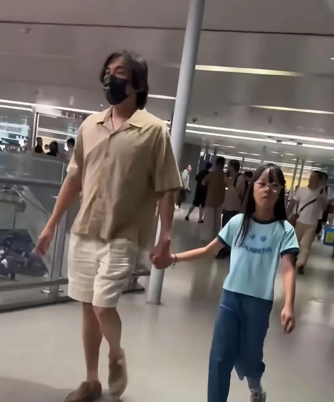 我天！伊能静女儿这颜值，到底是随了谁？秦昊虽然现在有些油腻发福了，但年轻时候也