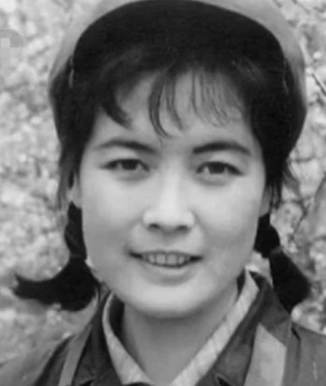 1997年，杨雅琴凄惨离世，可就在她的葬礼上，两任丈夫都拒绝出席，临终之际，她含