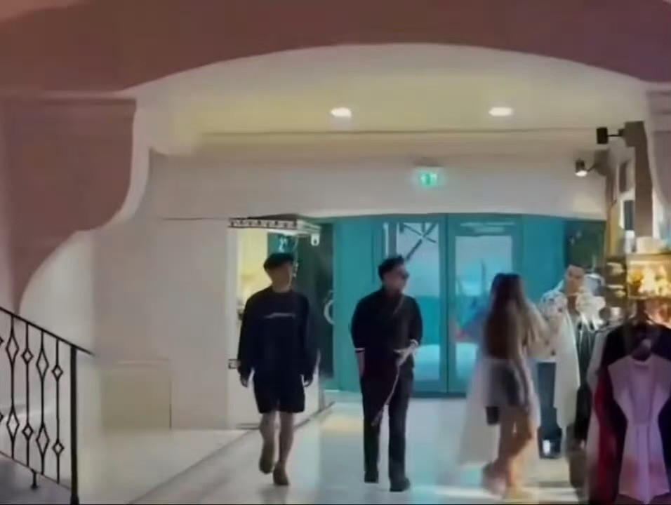 谢霆锋带大儿子迪拜度假谢霆锋简直是人生赢家，事业爱情两得意，人到中年还有关系特别