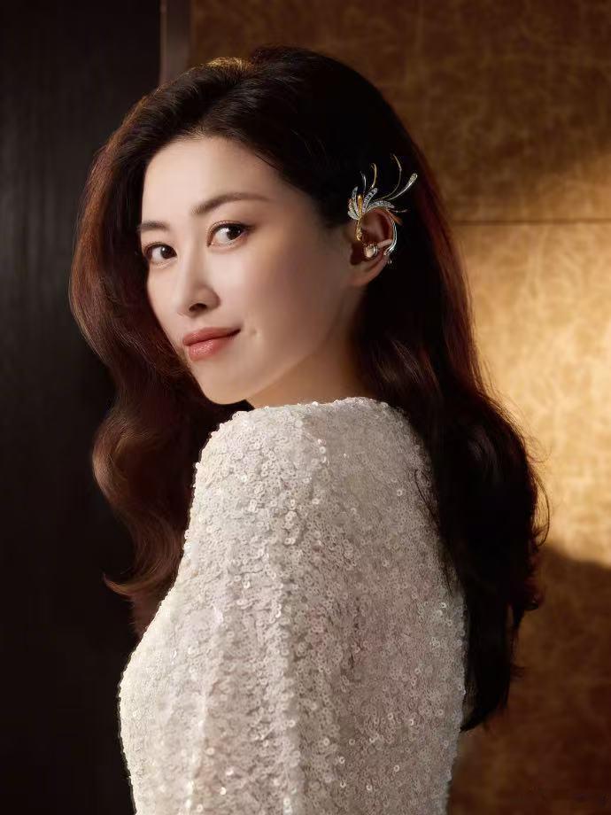 朱珠珠片长袖朱珠的松弛感真的内娱独一份，东方美学与时尚感完美融合，站在那就是风景