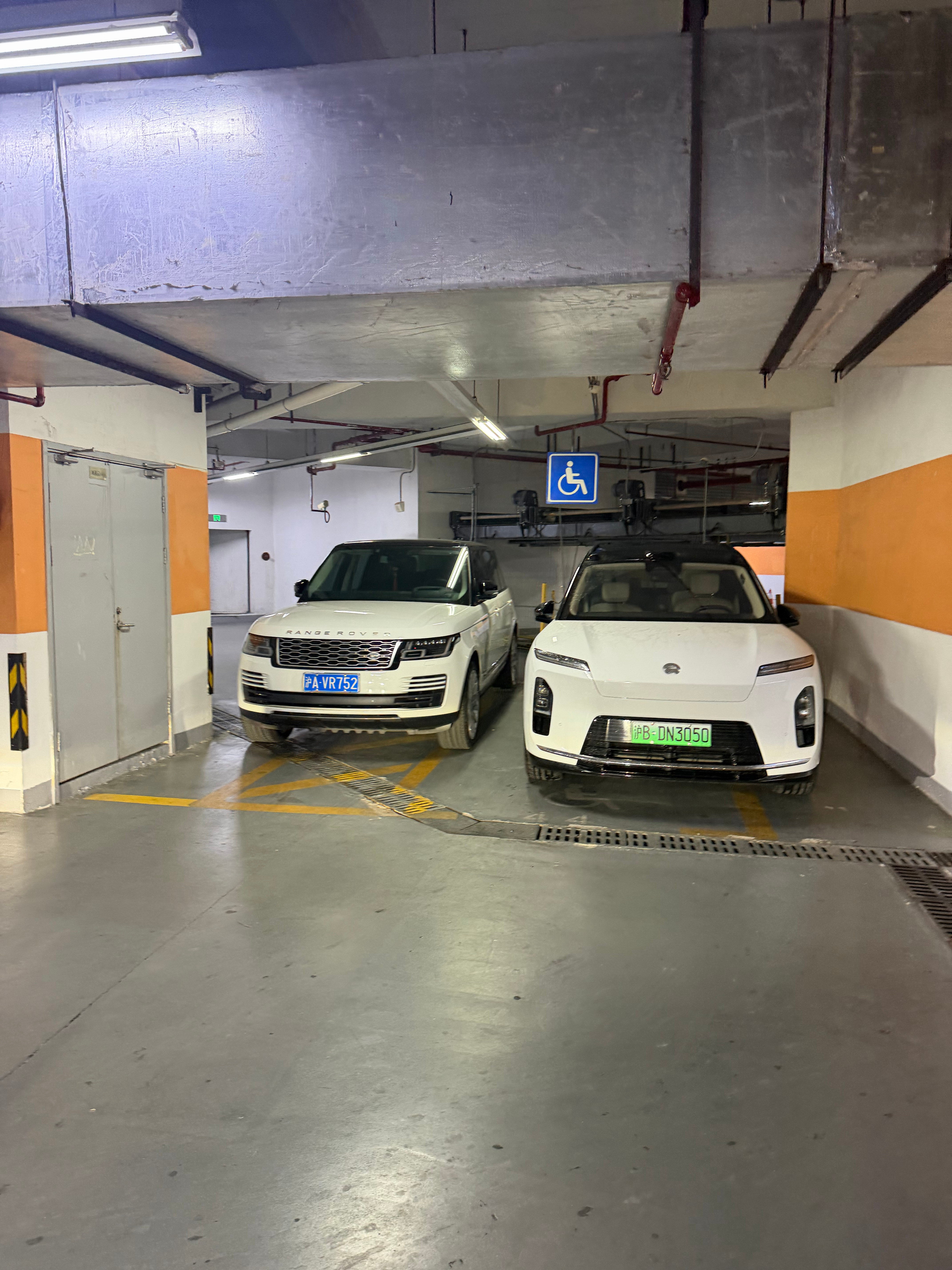 今天开Es8，太猛了吃面排长队，吃老乡鸡排长队6点多，互联网公司吃晚饭了！