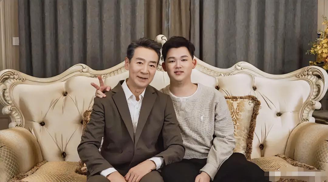 看到71岁的寇振海被18岁儿子嫌弃……我脑子蹦出来的第一个词，不是代沟，也不