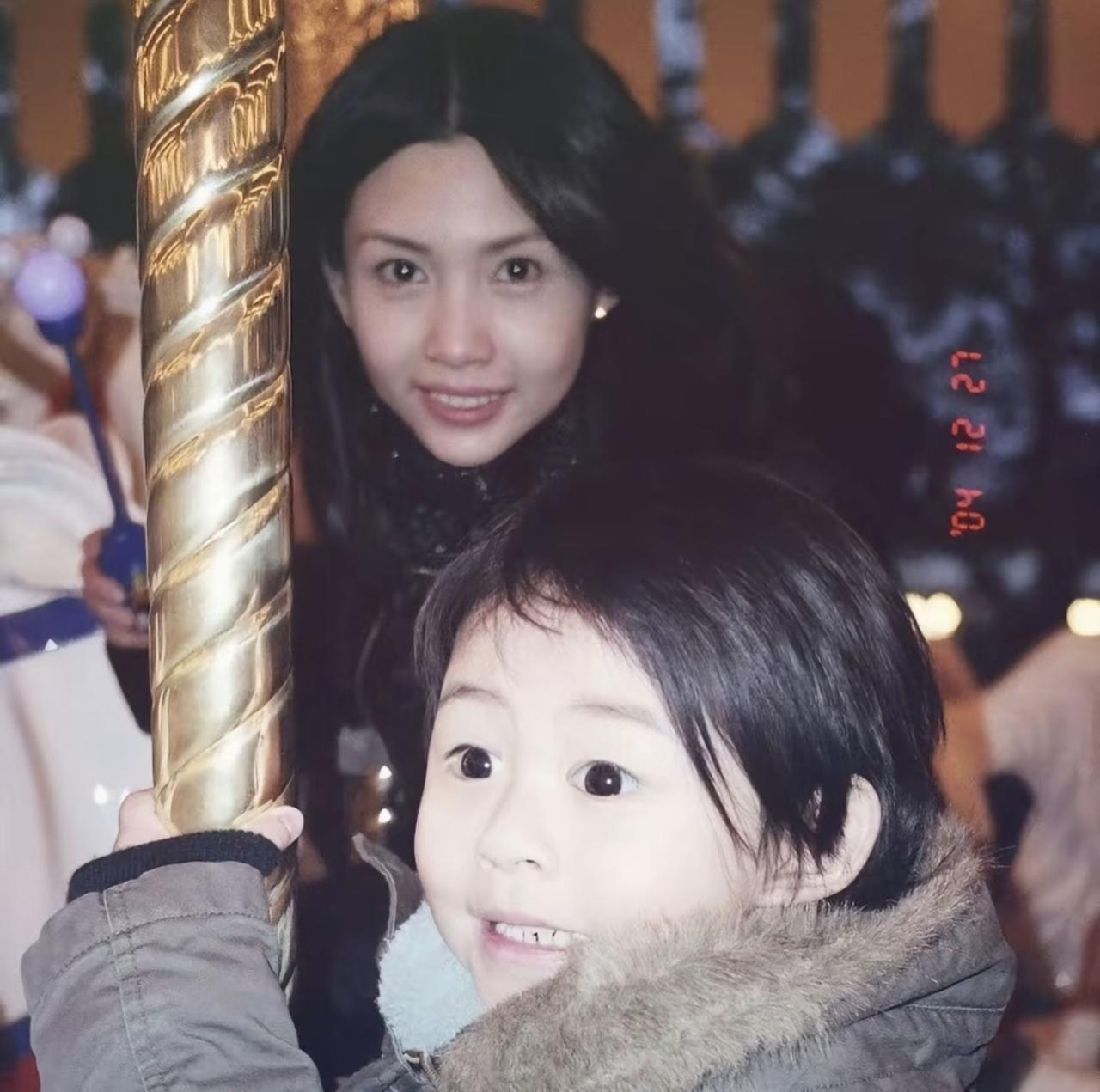 2001年，邱淑贞诞下长女沈月，就把重心转向家庭，此后再未出演过任何角色，逐渐淡