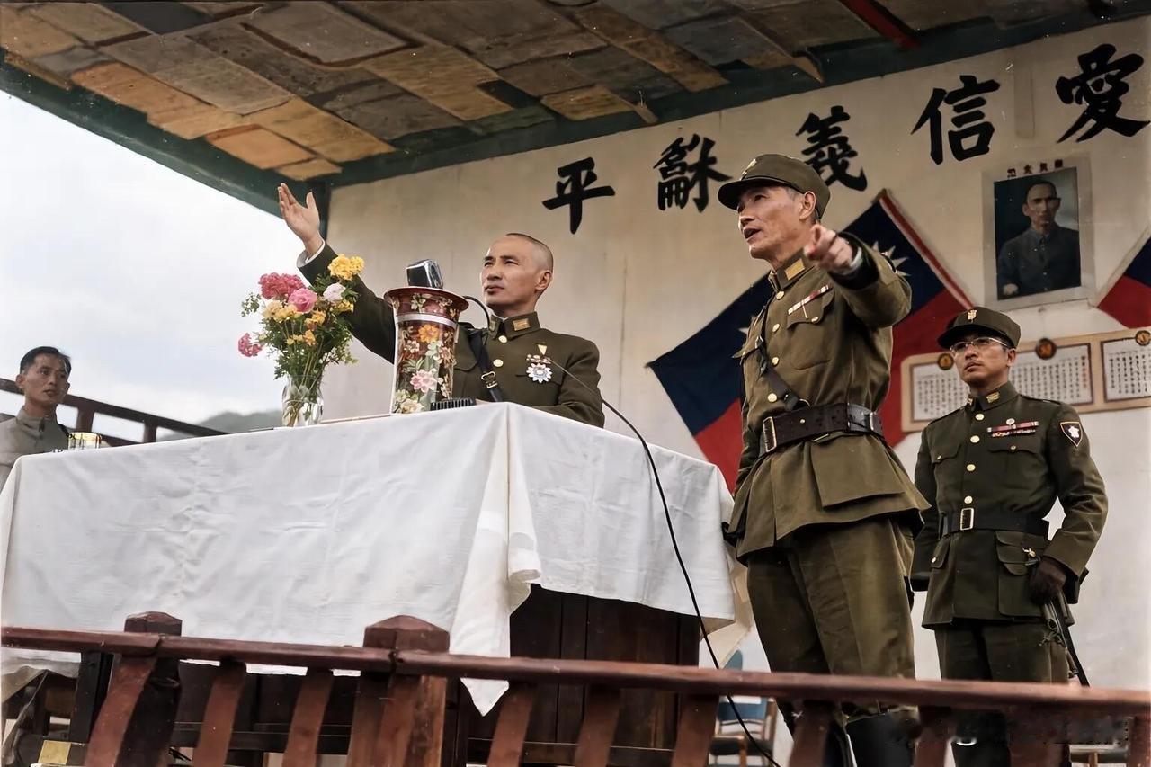 1945年8月8日，蒋介石在四川省万县李家河视察青年军204师