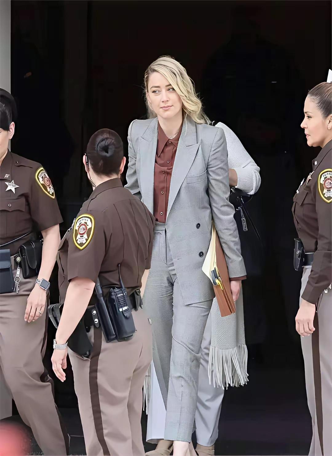 看见了马斯克的新任女友忽然明白：美女在穷人眼里是女神，在有钱人眼里就是白菜。