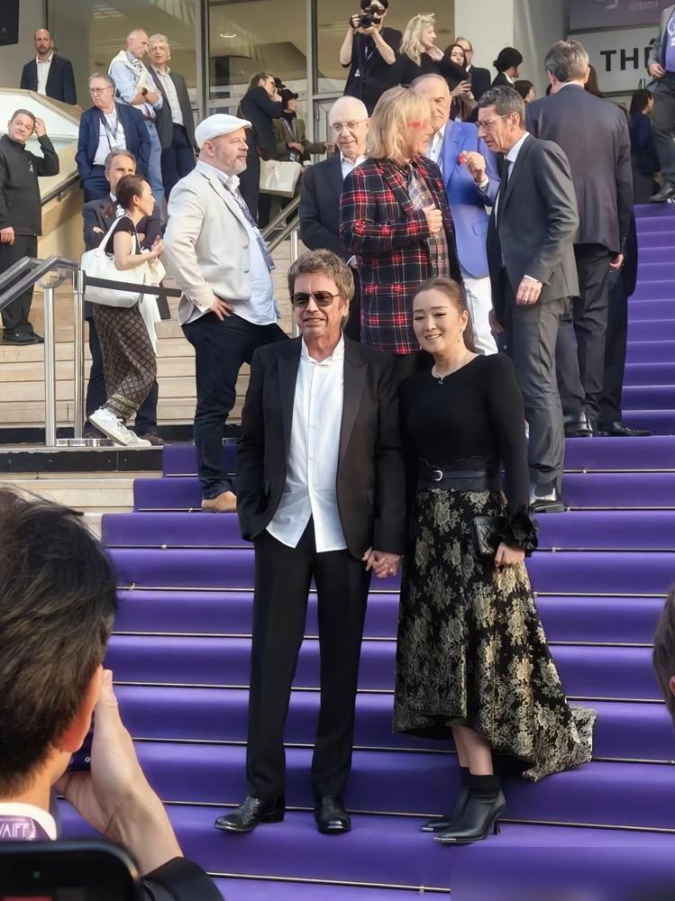 都说巩俐下嫁，我那法国哥们儿直接笑喷了，把酒杯一放：别逗了，你知道有颗小行星是用