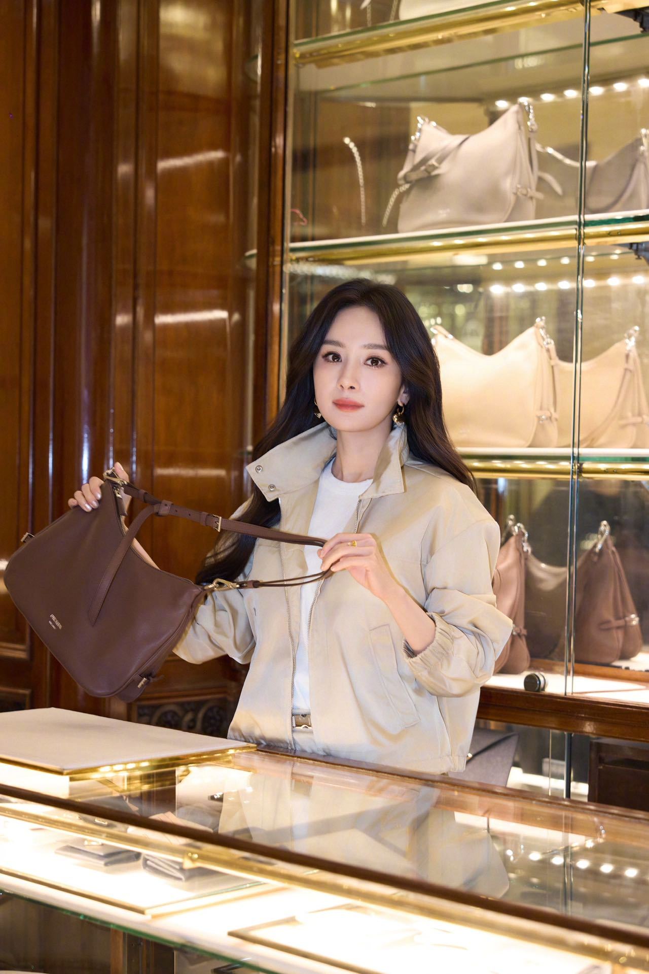 杨幂米兰探店，Prada代言人杨幂秀后现身米兰探店，身穿Prada Re-N