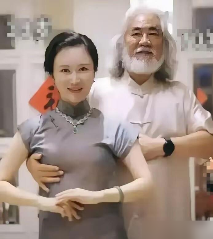 75岁张纪中手一搭上老婆的腰，评论区直接炸了。有人盯着那张全家福，说他手放得不是地方，有人翻出他44