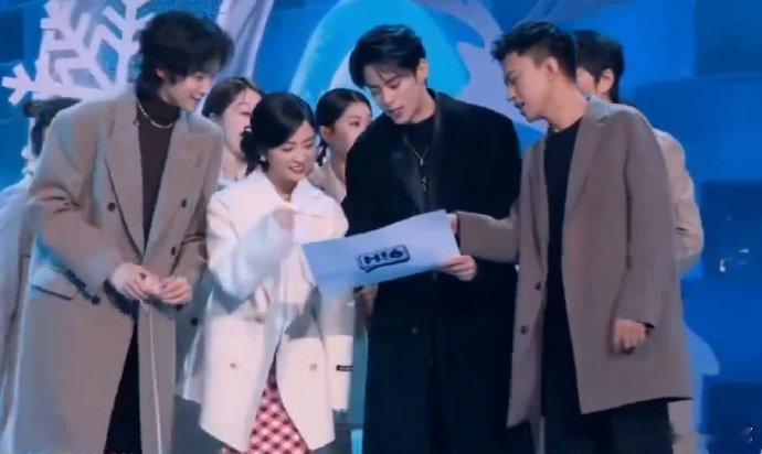 王鹤棣沈月还是熟悉的寺菜味探班路透甜到上头！两人打打闹闹、对视爆笑，默契互动全