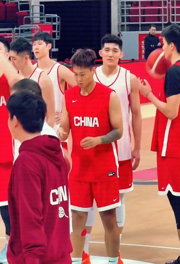 强烈建议！中国男篮紧急征召徐杰前来报道，世预赛打韩国，上回亚洲杯打韩国，