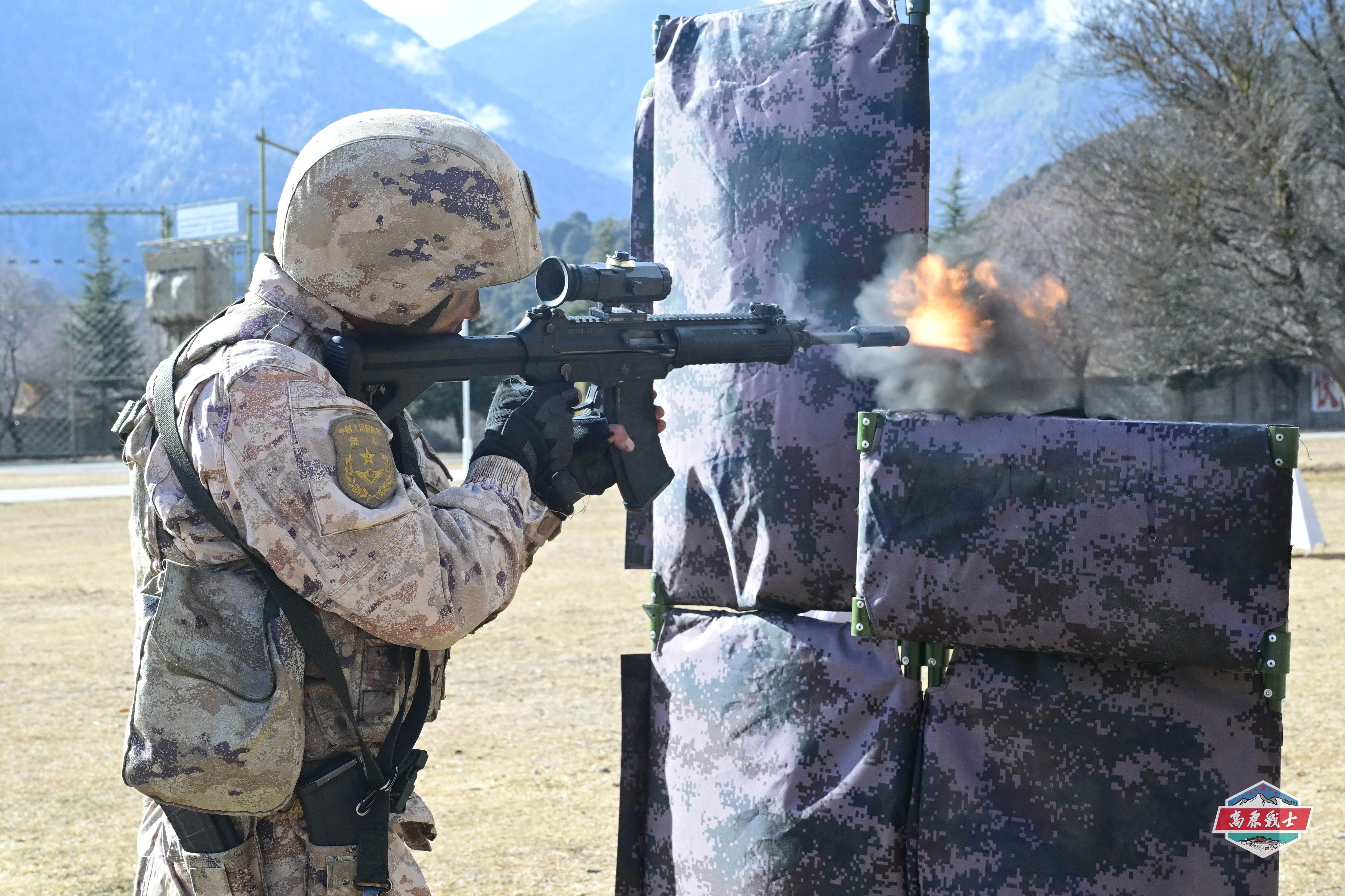 近期，PLA的腰封素材有点多。LS某部，这地形地貌应该山地劲旅。