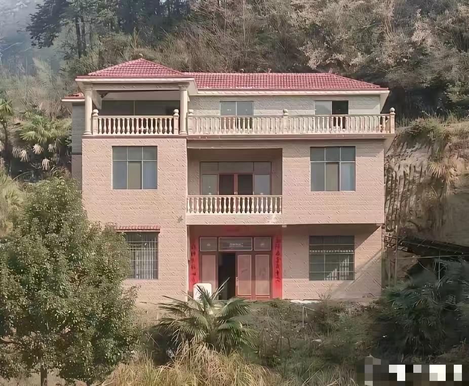 对一个土生土长的农村人来说，你在外面混的再好，买再多的房子，那只是你的财产，而农