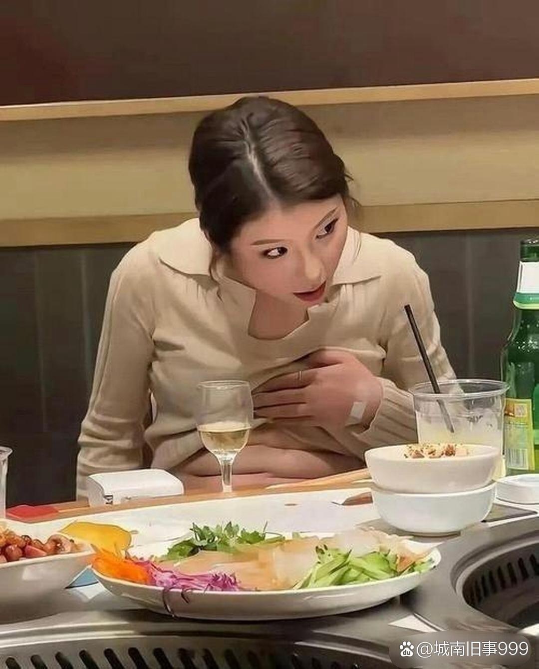 女同事给我秀了下六块腹肌，结果笑不活了￼￼