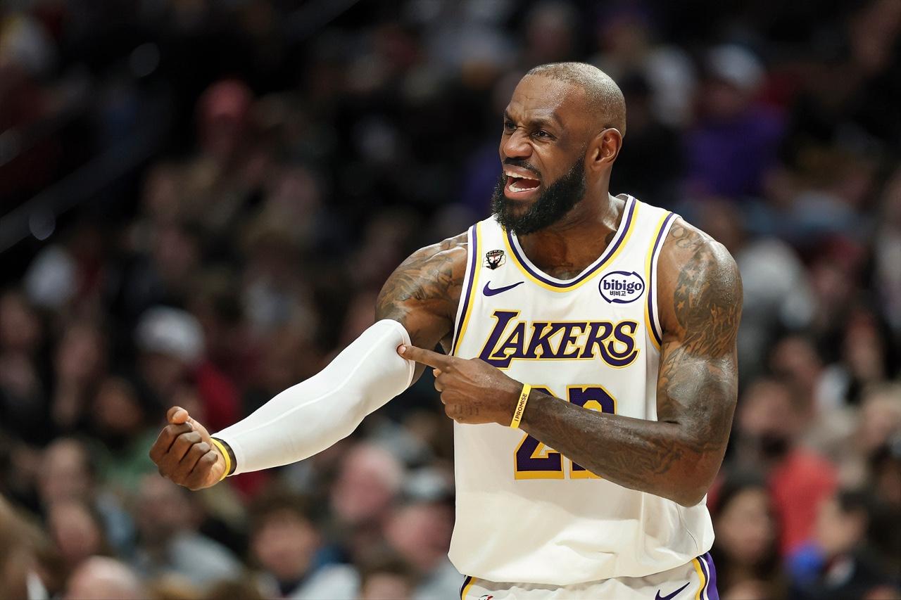 威少：老詹，珍妮阿姨从你刚到湖人就开始对你不满啦？？？詹姆斯：不满就不满吧！反