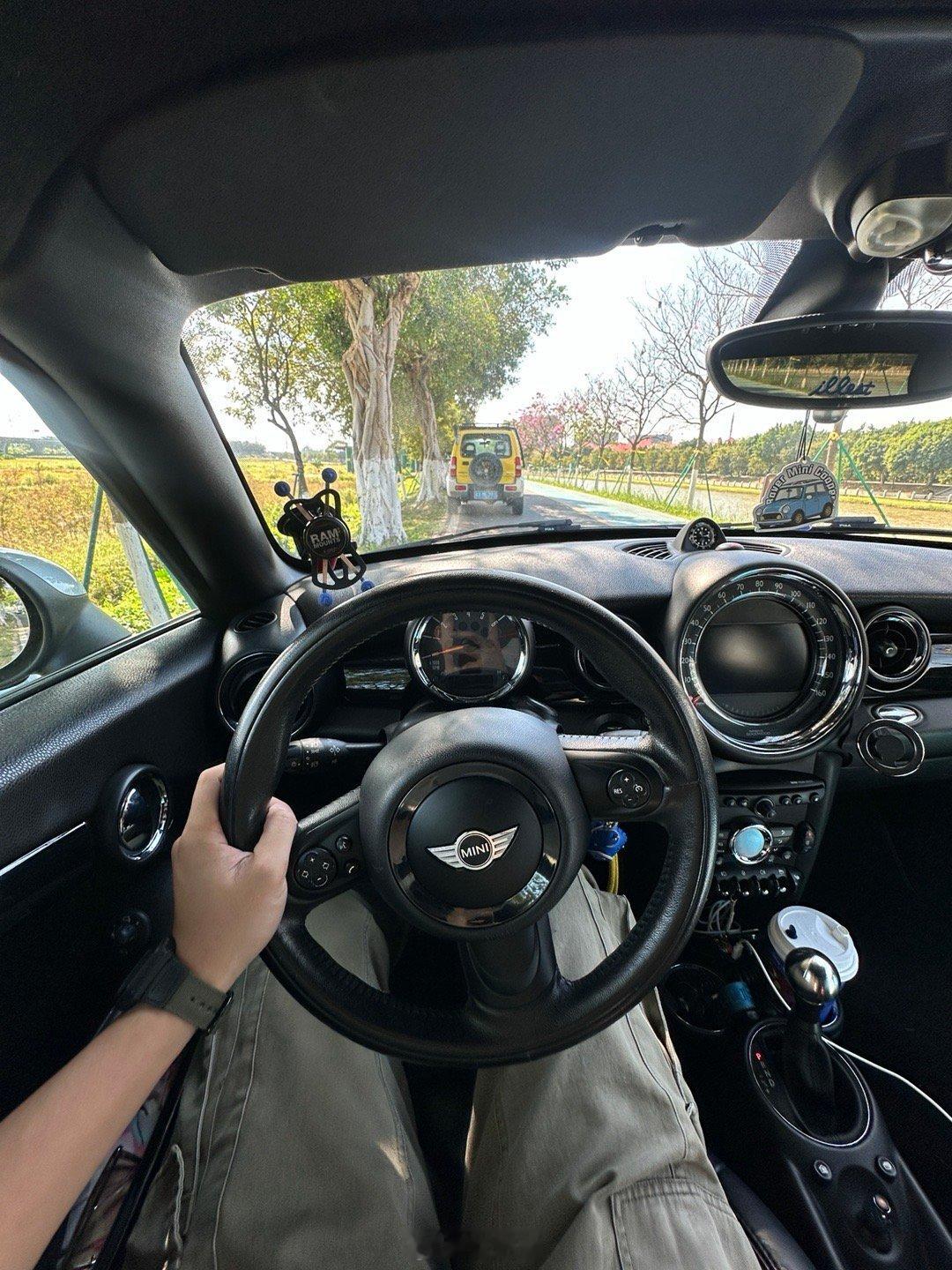 秋天的第一块劳力士，给车先安排上～OMG！太可爱了，你们大奔配IWC又如何