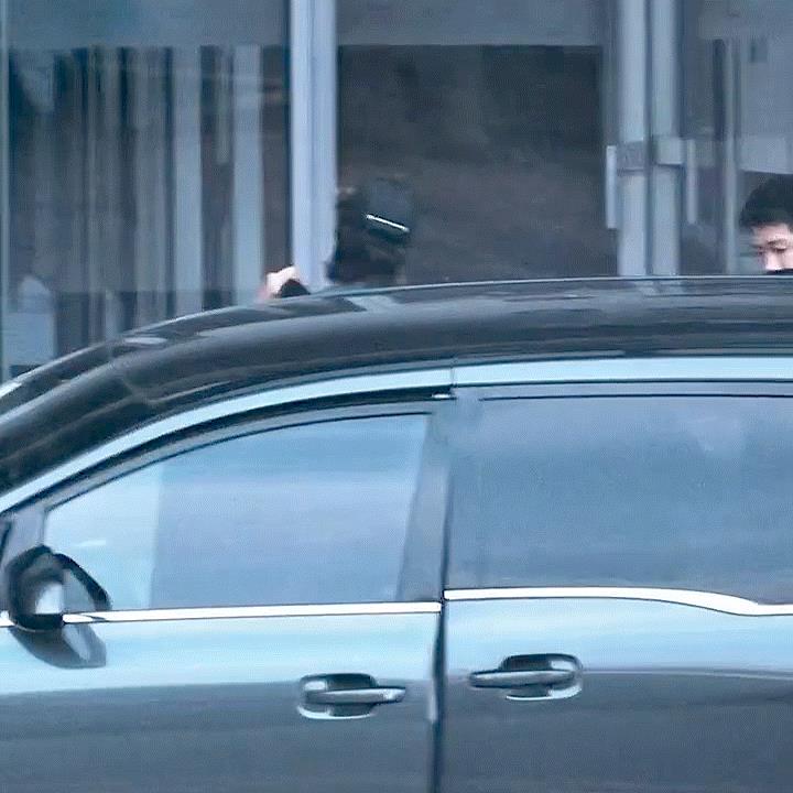 王一博又出发了背着小书包和戴着鸭舌帽看到这应援哥一样火爆绿的稳稳的#王一博