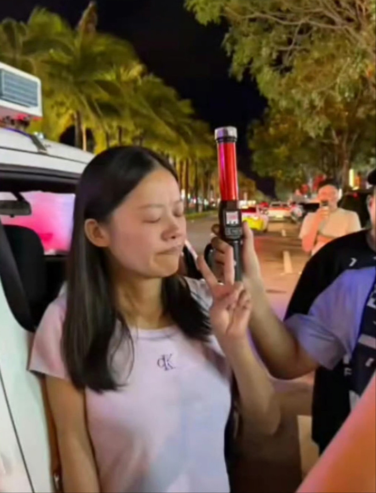 三亚撞劳斯莱斯女子酒精含量达222mg女子直言“我是国企的，让市委市政府通报我