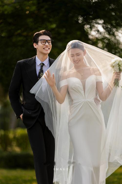 当然可以！以下是根据你的“新鲜感会散去，但责任和爱永不变：真正的爱情...