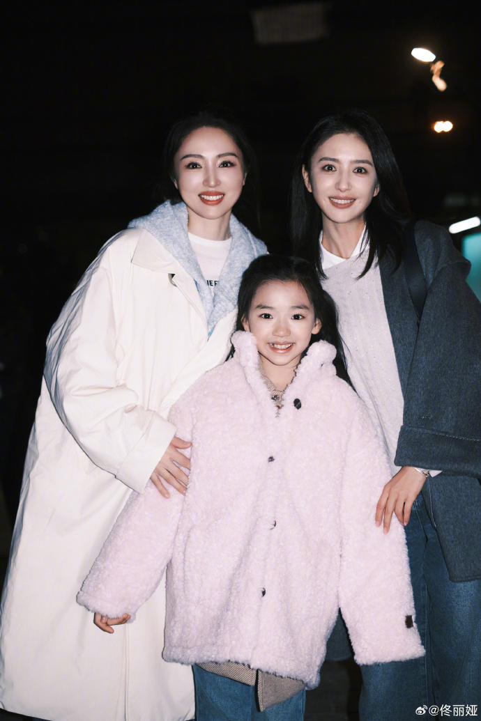 董璇女儿与佟丽娅一起拍短片，发文喊佟丽娅“丫丫妈妈”