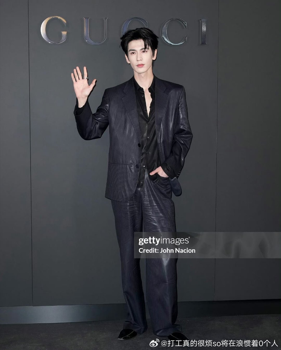 这些假生图假的男的都找不得皮肤一点儿坑洼瑕疵和纹路but这脖子正常吗？