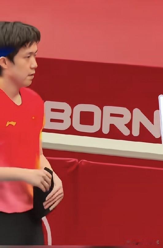 王楚钦手里拿着的黑色东西，到底是啥？侯英超还给他打掩护，结果被网友爆出来了！