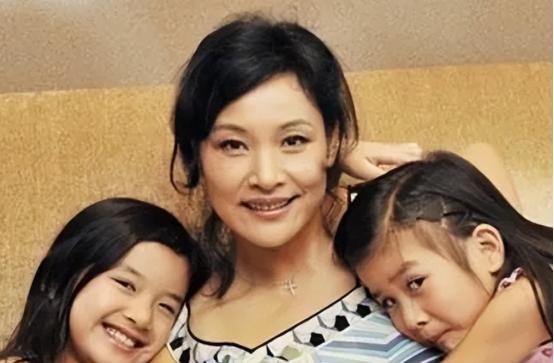 陈冲结婚6年，因为之前有过流产，很难再怀孕，于是1998年她和老公从中国领养了一