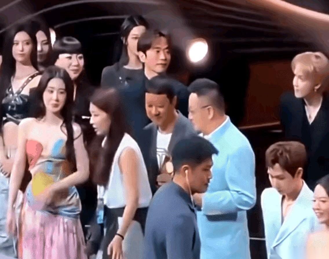 汪苏泷和张碧晨同台拿下了“年度歌手”和“年度最佳歌手”。之前因为歌曲版权纠纷弄得全网皆知、极不愉快的