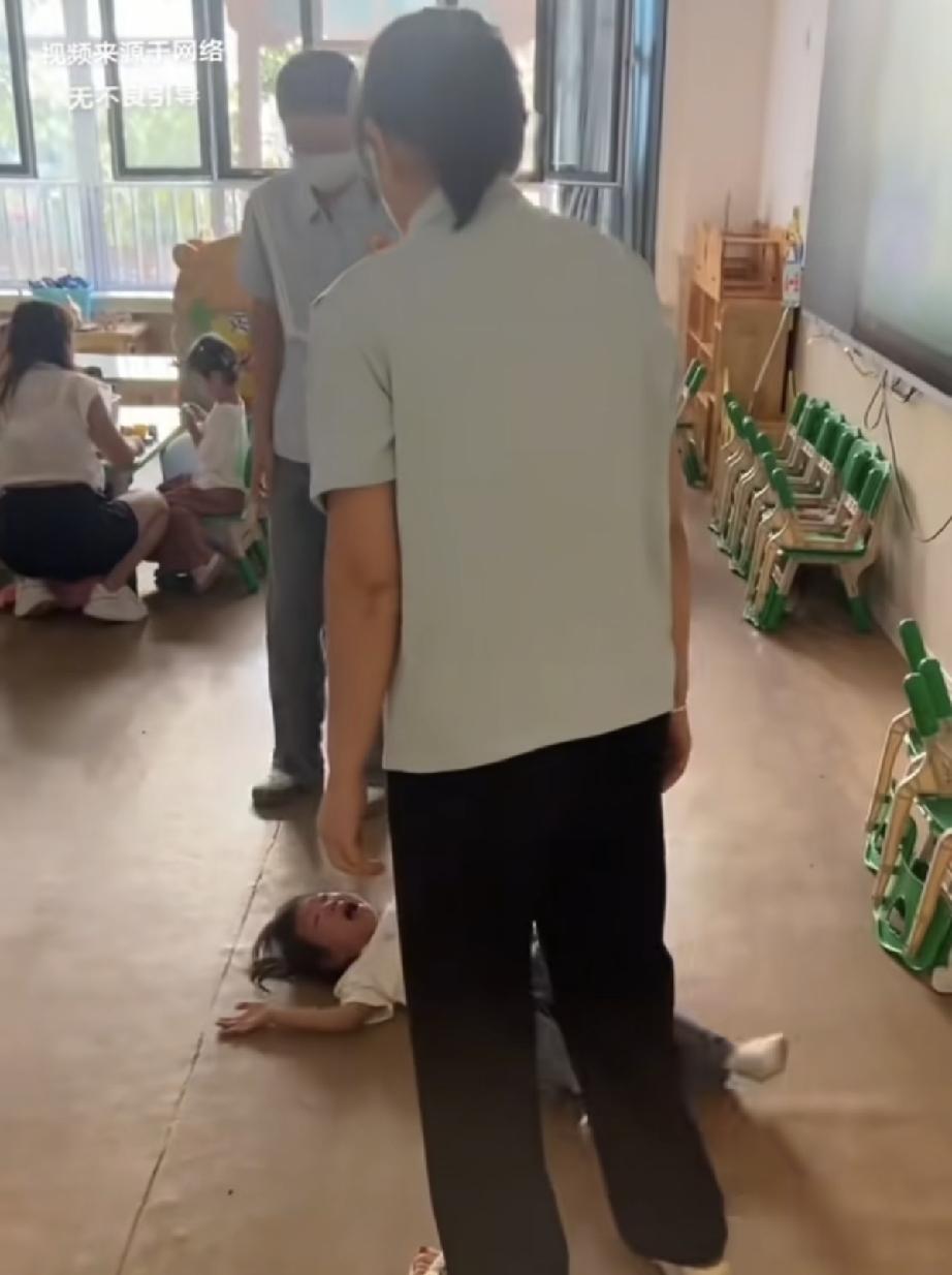 现在开学季是这样的场景：上幼儿园的哭，上一年级的哭，上初一的哭，上高一的