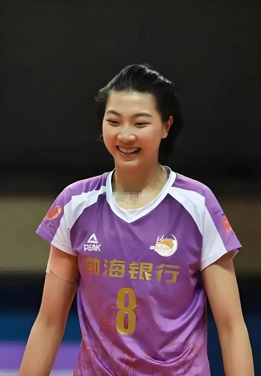 袁心玥归心似箭袁心玥结束瓦基夫银行女排的打球生涯，已经回到了国内
