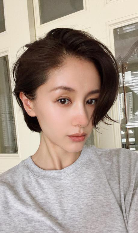 王子文又剪短发了，照片一发，评论区炸了。王子文生在一个有艺术底子的家庭，爷爷