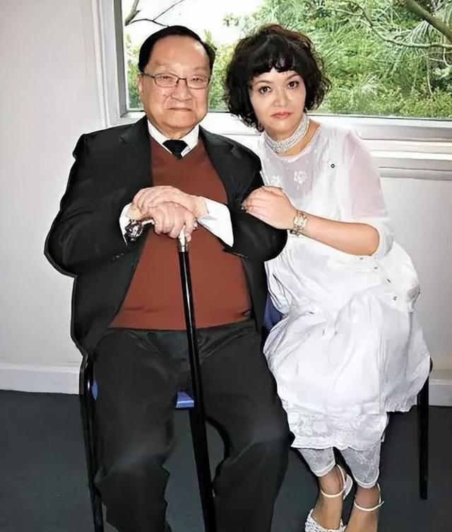 1976年，52岁的金庸爱上16岁女招待。他想要和妻子离婚，妻子说：“可以，但是