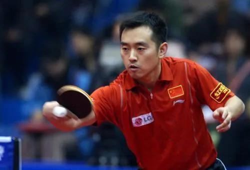 孔令辉当年在乒乓球界可是顶尖的“大明星”，右手握球拍打遍天下，世乒赛创下46胜1