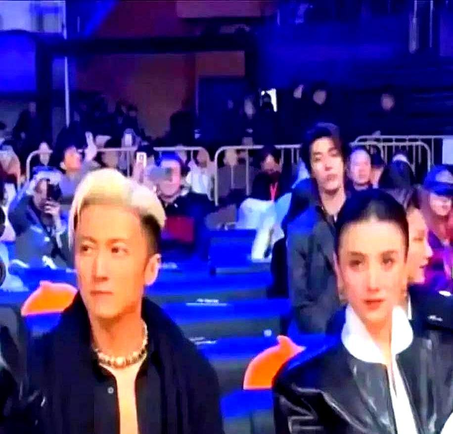 胳膊肘都快碰到了，谢霆锋和宋佳，愣是装不认识。谢霆锋硬是把头扭向一边，盯着