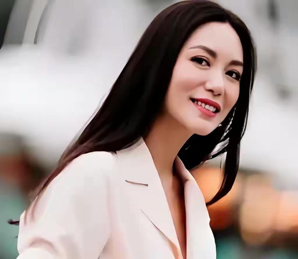一个法国姑娘在中国留学。同学随口说了句“改天一起写论文”。她半夜真去敲宿